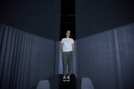 Scénografka na scéne predstavenia Proces Divadla DPM