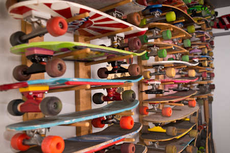 Una colección de diferentes tablas de skateboard