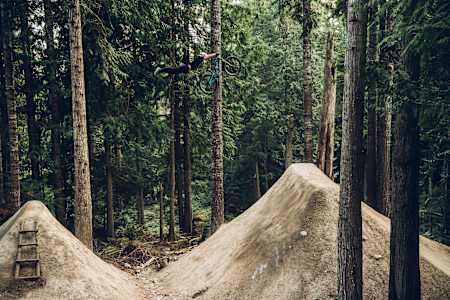 Piotrek Krajewski wykonuje Supermana na Backwoods Jamie w Kanadzie
