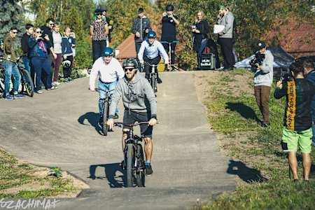 Piotrek Krajewski prowadzi szkolenie na torze pumptrack