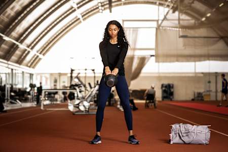 케틀 벨을 아래에서 위로 원을 그리며 들어 올려줍니다.