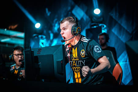 Le joueur professionnel et capitaine de Team Vitality sur Rainbow Six Siege, Bastien "BiBoo" Dulac célèbre pendant un match la Dreamhack Valencia.