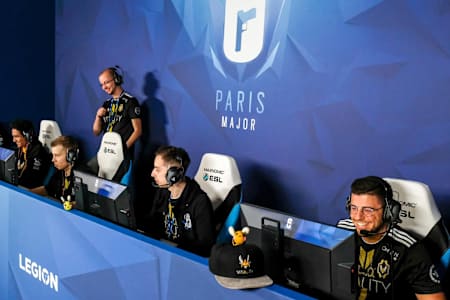 Les joueurs de l’équipe Vitality pendant un match du tournoi Six Major Paris 2018 sur Rambow Six Siege.