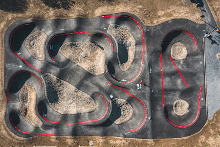 Luftaufnahme des Pumptrack Urnäsch in der Schweiz