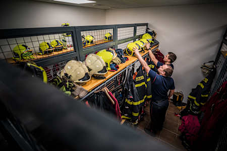 Hasiči v šatně své zbrojnice
