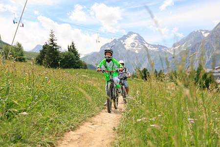 VTT descente : Les bike parks s’adaptent aux enfants en proposant des zones spécifiques comme la "Easy Practice" aux 2 Alpes.