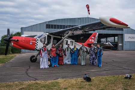 Ci skoczkowie ustanowili rekord Polski w formacji wingsuit z samolotem