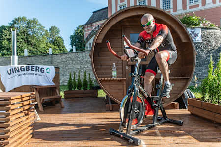 Valerjan Romanovski pedałuje na rowerze podczas próby bicia rekordu różnicy temperatur