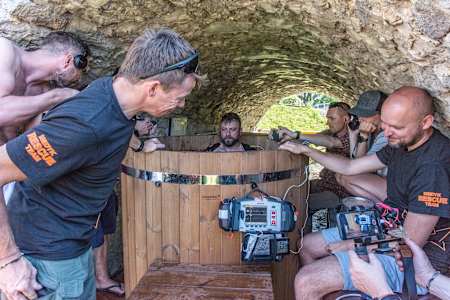 Ratownicy z Medyk Rescue Team obserwują Piotra Marczewskiego próbującego wprowadzić się w stan hipotermii