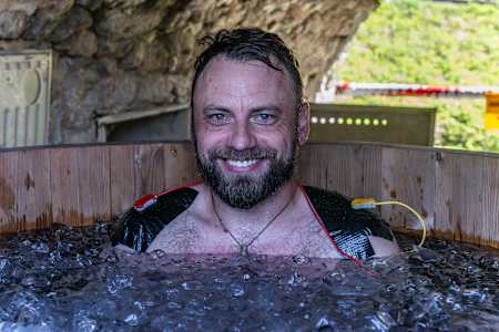 Piotr Marczewski podczas próby wprowadzenia się w stan hipotermii