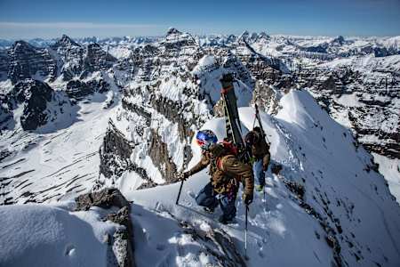 Le skieur John Collinson fait du ski de randonnée dans les montagnes à Banff au Canada.