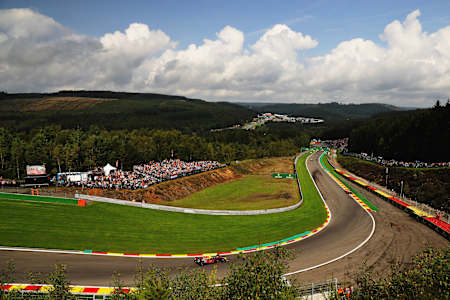 Ciemna linia na środku to wgnieciona w asfalt guma - tędy jadą bolidy