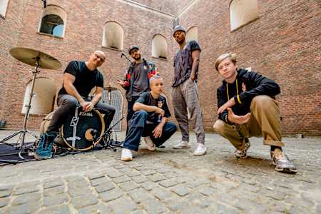 B-girl Madmax, b-boys Admiracles, Tirock en Cis en Netsky drummer Michael Schack op 11 september 2020 in Fort Napoleon, Oostende.