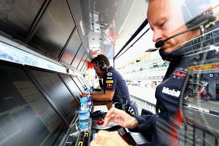 매순간 숫자와 그래프를 관찰하며 더 나은 레이스를 만들어갑니다.