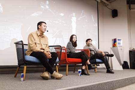 Адилет рассказывает студентам об особенностях съемки выпусков OYU LIVE