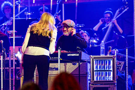 Loredana und Lillo Scrimali sprechen auf der Bühne des KKL beim Red Bull Symphonic in Luzern miteinander.