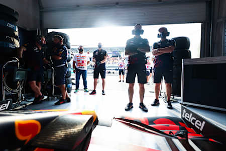 팀 사람들 모두가 통신기로 연결되어 있습니다.