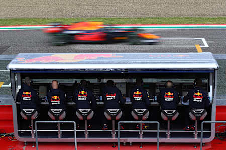 팀 라디오 덕분에 우승 가능성을 더욱 높일 수 있었습니다.