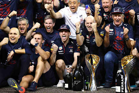 Max Verstappen y Red Bull Racing celebran la victoria del holandés y el título del Mundial de Pilotos de Fórmula 1 2021.