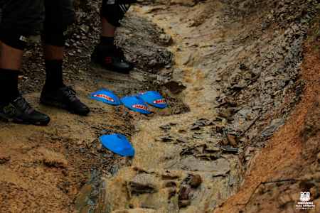 Un corso sul fango, i coni indicano la linea giusta