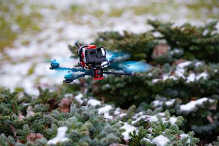 Szybki dron na tle zaśnieżonego krajobrazu