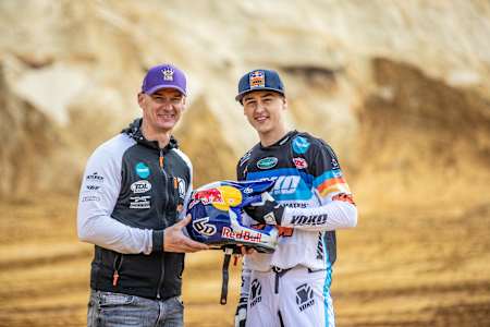 Liam Everts reçoit le casque Red Bull de son père Stefan