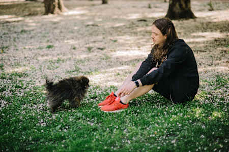 Андрій Клен гуляє з улюбленцем в парку