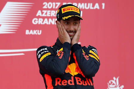 Daniel Ricciardo, jako kierowca Red Bull Racing, na podium po zwycięstwie w GP F1 w Baku w 2017 roku