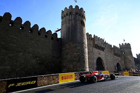 Bolid F1 Red Bull Racing na ulicach Baku, w tle charakterystyczna zabudowa stolicy Azerbejdżanu