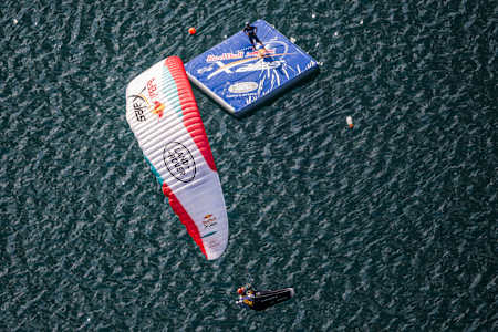 Chrigel Maurer im Landeanflug in Zell am See bei Red Bull X-Alps 2021.