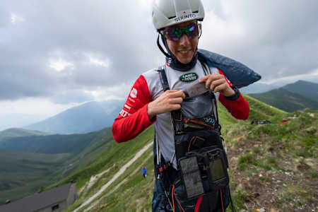 Simon Oberrauner posiert für ein Porträt bei Red Bull X-Alps 2021.