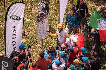 Chrigel Maurer kommt am Kronplatz in Italien an, der nächsten Station von Red Bull X-Alps 2021.