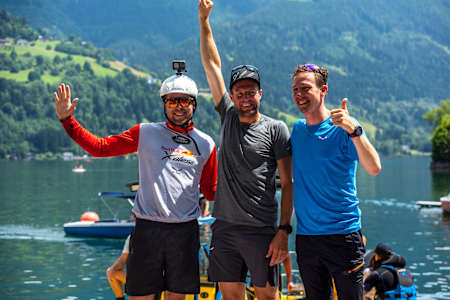 Patrick von Känel, Chrigel Maurer and Simon Oberrauner feiern das Red Bull X-Alps-Finish in Zell am See.