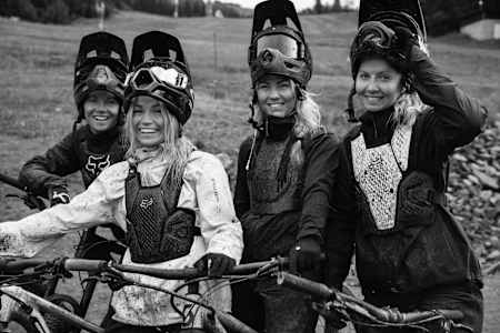 Four riders posing for a photo during Åre Bike Festival 2021.