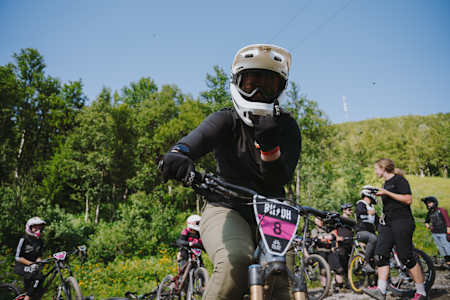 Hanna Jonsson giving it the horns before dropping in at BHDH during Åre Bike Festival 2021.