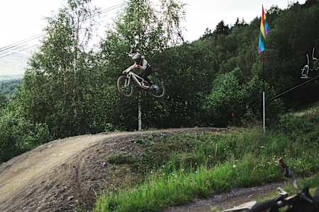 Alma Wiggberg hitting the famous ÅBC-kicker in Åre bike park 2021.