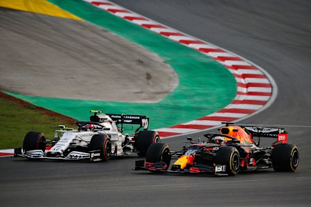 트랙 밖에선 친구지만 트랙 안에서는 변함없는 라이벌 관계입니다.