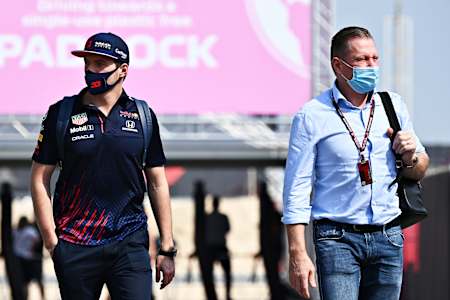 Max Verstappen z Red Bull Racing i jego ojciec Jos, były kierowca F1, maszerują w paddocku