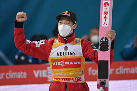 Ryoyu Kabayashi cieszy się ze zwycięstwa w Garmisch-Partenkirchen - Turniej Czterech Skoczni 2022