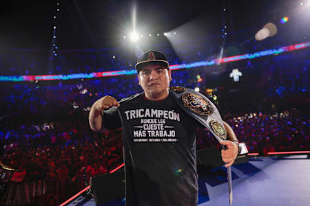 Aczino con su cinturón de Tricampeón en Red Bull Batalla 2022 