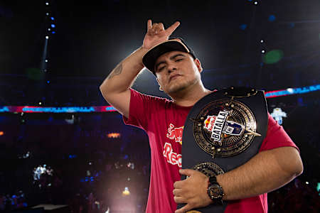 Aczino, el Tricampeón de Red Bull Batalla en 2022 con su cinturón