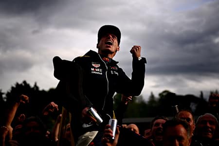 Le pilote Oracle Red Bull Racing, Max Verstappen célèbre avec son équipe lors du Grand Prix d'Émilie-Romagne de Formule 1.