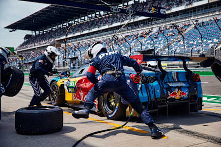 Laim Lawson durante una parada en boxes en el EuroSpeedway Lausitz durante la carrera del DTM 2021.