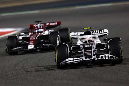 Yuki Tsunoda y Valtteri Bottas en el Gran Premio de Baréin de F1, 2022.