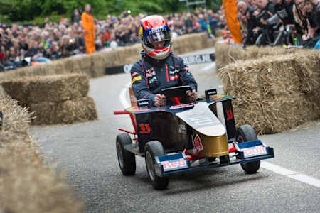 Max la Menace in einer Seifenkiste