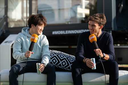 Los pilotos de AlphaTauri Pierre Gasly y Yuki Tsunoda en una sesión de entrevistas en los Países Bajos en 2021.