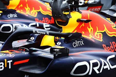 Les monoplaces Formule 1 de l'écurie Red Bull Racing côte à côte.