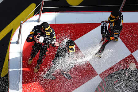 Max Verstappen, Sergio Perez et George Russell célèbrent sur le podium lors du Grand Prix F1 d'Espagne, le 22 mai 2022 à Barcelone.