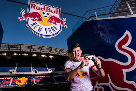 ニューヨーク・レッドブルズのユニフォームを着たLaBelle