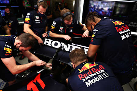 Na środku tylnego skrzydła widoczny siłownik systemu DRS